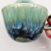 Filiżanka turkusowa ceramiczna jamnik serdel filiżanka z czarnym jamniczkiem turkusowe jeziorko i uroczym jamniczkiem ręcznie toczona i malowana filiżanka ze spodkiem przenikające się szkliwa 300 ml z jamnikiem kubek z jamnikiem