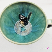 Filiżanka turkusowa ceramiczna jamnik serdel filiżanka z czarnym jamniczkiem turkusowe jeziorko i uroczym jamniczkiem ręcznie toczona i malowana filiżanka ze spodkiem przenikające się szkliwa 300 ml z jamnikiem kubek z jamnikiem