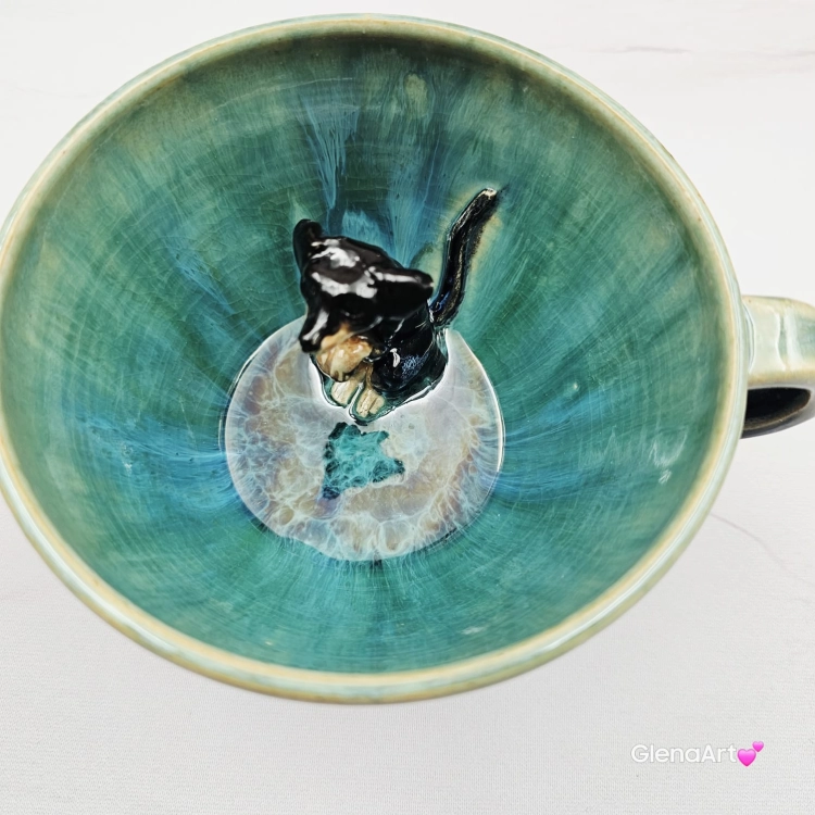 Filiżanka turkusowa ceramiczna jamnik serdel filiżanka z czarnym jamniczkiem turkusowe jeziorko i uroczym jamniczkiem ręcznie toczona i malowana filiżanka ze spodkiem przenikające się szkliwa 300 ml z jamnikiem kubek z jamnikiem