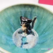 Filiżanka turkusowa ceramiczna jamnik serdel filiżanka z czarnym jamniczkiem turkusowe jeziorko i uroczym jamniczkiem ręcznie toczona i malowana filiżanka ze spodkiem przenikające się szkliwa 300 ml z jamnikiem kubek z jamnikiem