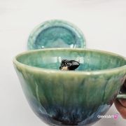 Filiżanka turkusowa ceramiczna jamnik serdel filiżanka z czarnym jamniczkiem turkusowe jeziorko i uroczym jamniczkiem ręcznie toczona i malowana filiżanka ze spodkiem przenikające się szkliwa 300 ml z jamnikiem kubek z jamnikiem