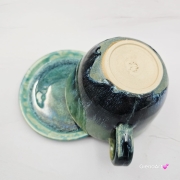 Filiżanka turkusowa ceramiczna jamnik serdel filiżanka z czarnym jamniczkiem turkusowe jeziorko i uroczym jamniczkiem ręcznie toczona i malowana filiżanka ze spodkiem przenikające się szkliwa 300 ml z jamnikiem kubek z jamnikiem