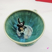 Filiżanka turkusowa ceramiczna jamnik serdel filiżanka z czarnym jamniczkiem turkusowe jeziorko i uroczym jamniczkiem ręcznie toczona i malowana filiżanka ze spodkiem przenikające się szkliwa 300 ml z jamnikiem kubek z jamnikiem