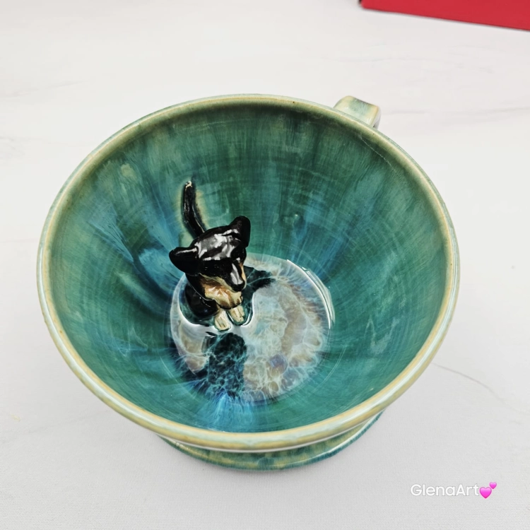 Filiżanka turkusowa ceramiczna jamnik serdel filiżanka z czarnym jamniczkiem turkusowe jeziorko i uroczym jamniczkiem ręcznie toczona i malowana filiżanka ze spodkiem przenikające się szkliwa 300 ml z jamnikiem kubek z jamnikiem