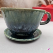 Filiżanka turkusowa ceramiczna jamnik serdel filiżanka z czarnym jamniczkiem turkusowe jeziorko i uroczym jamniczkiem ręcznie toczona i malowana filiżanka ze spodkiem przenikające się szkliwa 300 ml z jamnikiem kubek z jamnikiem