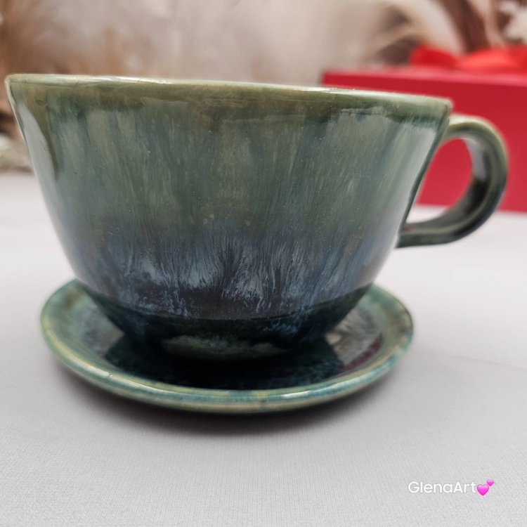 Filiżanka turkusowa ceramiczna jamnik serdel filiżanka z czarnym jamniczkiem turkusowe jeziorko i uroczym jamniczkiem ręcznie toczona i malowana filiżanka ze spodkiem przenikające się szkliwa 300 ml z jamnikiem kubek z jamnikiem