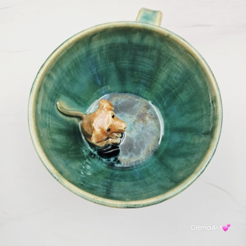 Filiżanka turkusowa ceramiczna jamnik serdel filiżanka z brązowym jamniczkiem turkusowe jeziorko i uroczym jamniczkiem ręcznie toczona i malowana filiżanka ze spodkiem przenikające się szkliwa 300 ml z jamnikiem kubek z jamnikiem