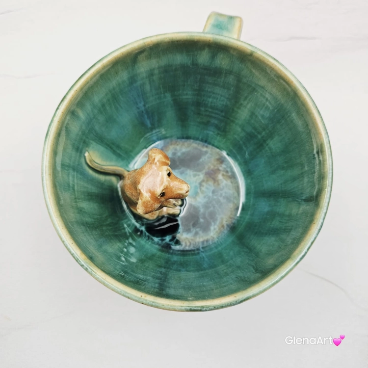 Filiżanka turkusowa ceramiczna jamnik serdel filiżanka z brązowym jamniczkiem turkusowe jeziorko i uroczym jamniczkiem ręcznie toczona i malowana filiżanka ze spodkiem przenikające się szkliwa 300 ml z jamnikiem kubek z jamnikiem