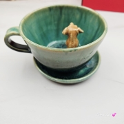 Filiżanka turkusowa ceramiczna jamnik serdel filiżanka z brązowym jamniczkiem turkusowe jeziorko i uroczym jamniczkiem ręcznie toczona i malowana filiżanka ze spodkiem przenikające się szkliwa 300 ml z jamnikiem kubek z jamnikiem