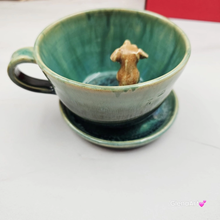 Filiżanka turkusowa ceramiczna jamnik serdel filiżanka z brązowym jamniczkiem turkusowe jeziorko i uroczym jamniczkiem ręcznie toczona i malowana filiżanka ze spodkiem przenikające się szkliwa 300 ml z jamnikiem kubek z jamnikiem