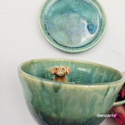 Filiżanka turkusowa ceramiczna jamnik serdel filiżanka z brązowym jamniczkiem turkusowe jeziorko i uroczym jamniczkiem ręcznie toczona i malowana filiżanka ze spodkiem przenikające się szkliwa 300 ml z jamnikiem kubek z jamnikiem