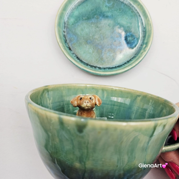Filiżanka turkusowa ceramiczna jamnik serdel filiżanka z brązowym jamniczkiem turkusowe jeziorko i uroczym jamniczkiem ręcznie toczona i malowana filiżanka ze spodkiem przenikające się szkliwa 300 ml z jamnikiem kubek z jamnikiem