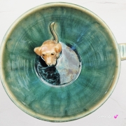 Filiżanka turkusowa ceramiczna jamnik serdel filiżanka z brązowym jamniczkiem turkusowe jeziorko i uroczym jamniczkiem ręcznie toczona i malowana filiżanka ze spodkiem przenikające się szkliwa 300 ml z jamnikiem kubek z jamnikiem
