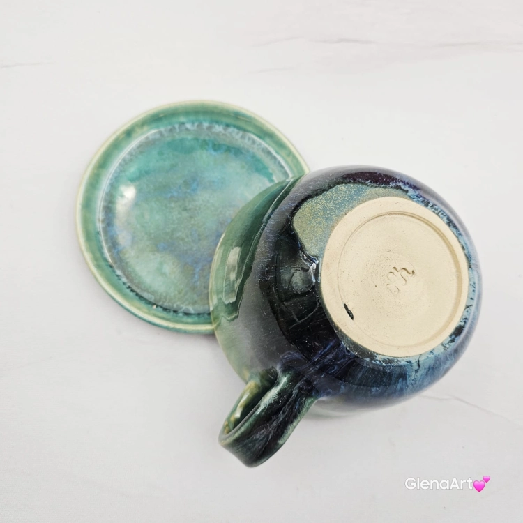 Filiżanka turkusowa ceramiczna jamnik serdel filiżanka z brązowym jamniczkiem turkusowe jeziorko i uroczym jamniczkiem ręcznie toczona i malowana filiżanka ze spodkiem przenikające się szkliwa 300 ml z jamnikiem kubek z jamnikiem