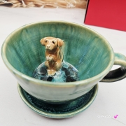 Filiżanka turkusowa ceramiczna jamnik serdel filiżanka z brązowym jamniczkiem turkusowe jeziorko i uroczym jamniczkiem ręcznie toczona i malowana filiżanka ze spodkiem przenikające się szkliwa 300 ml z jamnikiem kubek z jamnikiem