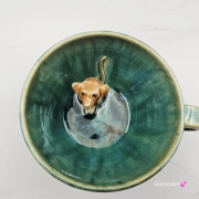 Filiżanka turkusowa ceramiczna jamnik serdel filiżanka z brązowym jamniczkiem turkusowe jeziorko i uroczym jamniczkiem ręcznie toczona i malowana filiżanka ze spodkiem przenikające się szkliwa 300 ml z jamnikiem kubek z jamnikiem