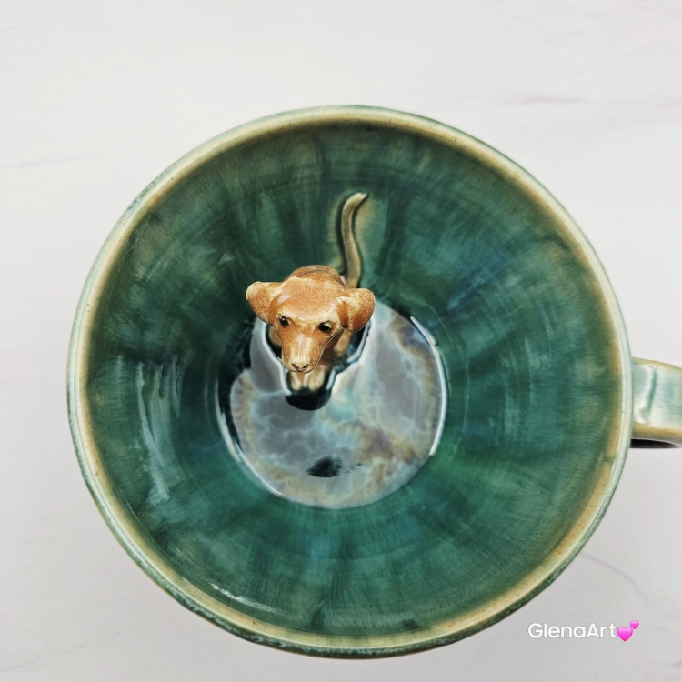 Filiżanka turkusowa ceramiczna jamnik serdel filiżanka z brązowym jamniczkiem turkusowe jeziorko i uroczym jamniczkiem ręcznie toczona i malowana filiżanka ze spodkiem przenikające się szkliwa 300 ml z jamnikiem kubek z jamnikiem
