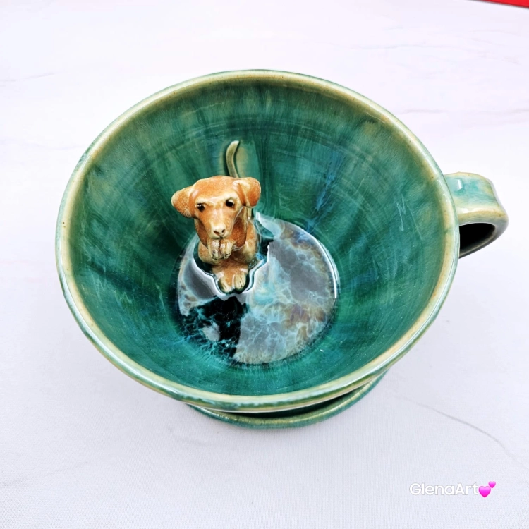Filiżanka turkusowa ceramiczna jamnik serdel filiżanka z brązowym jamniczkiem turkusowe jeziorko i uroczym jamniczkiem ręcznie toczona i malowana filiżanka ze spodkiem przenikające się szkliwa 300 ml z jamnikiem kubek z jamnikiem