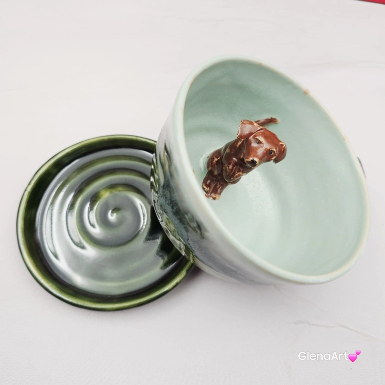 Filiżanka zielona seledynowa ceramiczna jamnik serdel filiżanka z brązowym jamniczkiem kolory zieleni i uroczy jamniczek ręcznie toczona i malowana filiżanka ze spodkiem przenikające się szkliwa 300 ml z jamnikiem kubek z jamnikiem