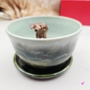 Filiżanka zielona seledynowa ceramiczna jamnik serdel filiżanka z brązowym jamniczkiem kolory zieleni i uroczy jamniczek ręcznie toczona i malowana filiżanka ze spodkiem przenikające się szkliwa 300 ml z jamnikiem kubek z jamnikiem