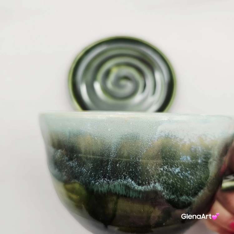 Filiżanka zielona seledynowa ceramiczna jamnik serdel filiżanka z brązowym jamniczkiem kolory zieleni i uroczy jamniczek ręcznie toczona i malowana filiżanka ze spodkiem przenikające się szkliwa 300 ml z jamnikiem kubek z jamnikiem