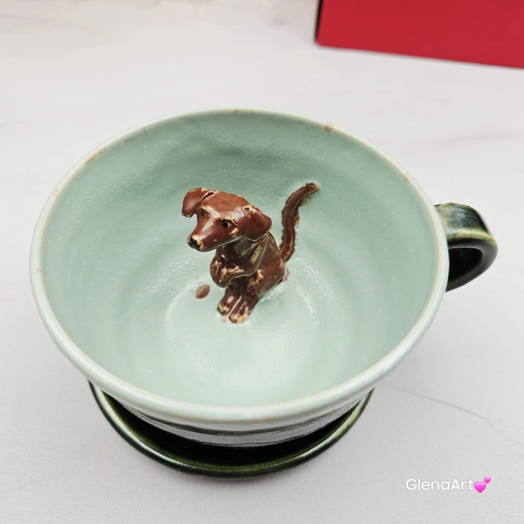 Filiżanka zielona seledynowa ceramiczna jamnik serdel filiżanka z brązowym jamniczkiem kolory zieleni i uroczy jamniczek ręcznie toczona i malowana filiżanka ze spodkiem przenikające się szkliwa 300 ml z jamnikiem kubek z jamnikiem