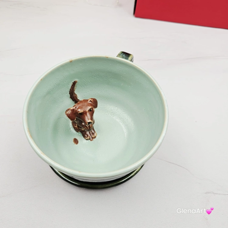 Filiżanka zielona seledynowa ceramiczna jamnik serdel filiżanka z brązowym jamniczkiem kolory zieleni i uroczy jamniczek ręcznie toczona i malowana filiżanka ze spodkiem przenikające się szkliwa 300 ml z jamnikiem kubek z jamnikiem