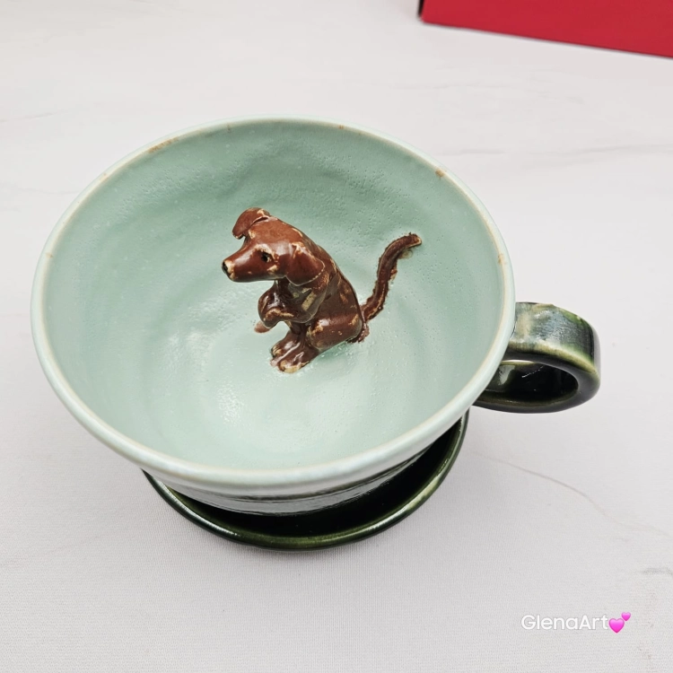 Filiżanka zielona seledynowa ceramiczna jamnik serdel filiżanka z brązowym jamniczkiem kolory zieleni i uroczy jamniczek ręcznie toczona i malowana filiżanka ze spodkiem przenikające się szkliwa 300 ml z jamnikiem kubek z jamnikiem