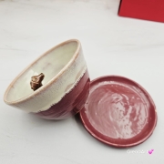 Filiżanka ceramiczna z wadą jamnik serdel filiżanka bordowo-beżowa z brązowym jamniczkiem uroczym ręcznie toczona i malowana filiżanka ze spodkiem przenikające się szkliwa 300 ml z jamnikiem kubek z jamnikiem