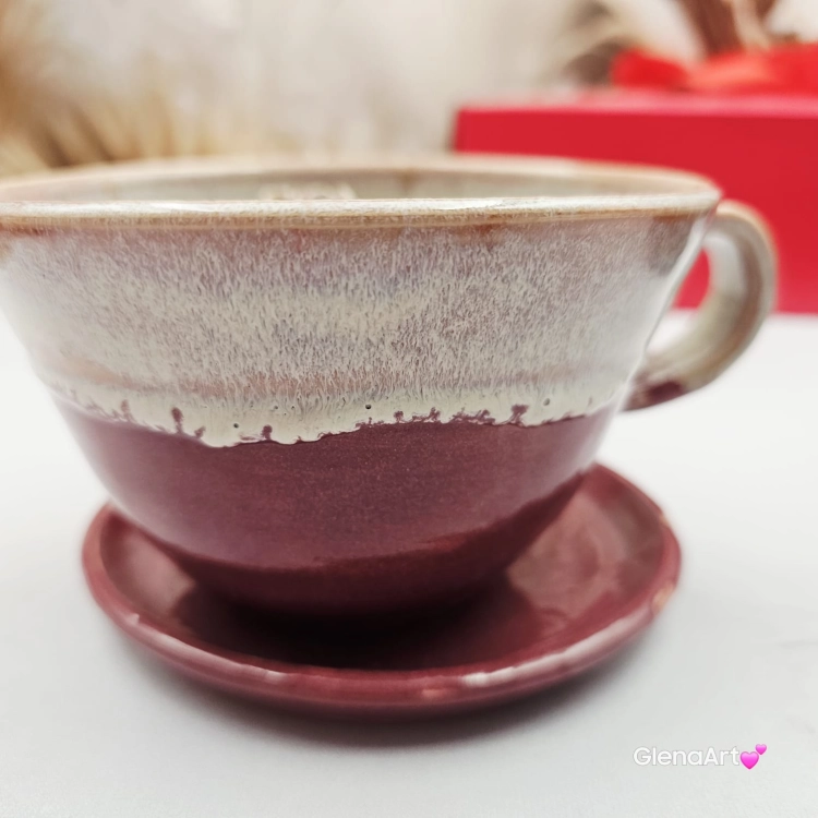 Filiżanka ceramiczna z wadą jamnik serdel filiżanka bordowo-beżowa z brązowym jamniczkiem uroczym ręcznie toczona i malowana filiżanka ze spodkiem przenikające się szkliwa 300 ml z jamnikiem kubek z jamnikiem