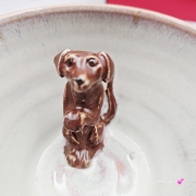 Filiżanka ceramiczna z wadą jamnik serdel filiżanka bordowo-beżowa z brązowym jamniczkiem uroczym ręcznie toczona i malowana filiżanka ze spodkiem przenikające się szkliwa 300 ml z jamnikiem kubek z jamnikiem