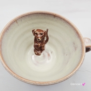 Filiżanka ceramiczna z wadą jamnik serdel filiżanka bordowo-beżowa z brązowym jamniczkiem uroczym ręcznie toczona i malowana filiżanka ze spodkiem przenikające się szkliwa 300 ml z jamnikiem kubek z jamnikiem
