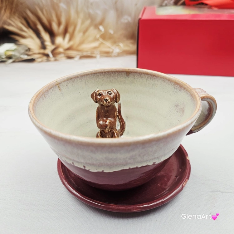 Filiżanka ceramiczna z wadą jamnik serdel filiżanka bordowo-beżowa z brązowym jamniczkiem uroczym ręcznie toczona i malowana filiżanka ze spodkiem przenikające się szkliwa 300 ml z jamnikiem kubek z jamnikiem