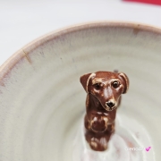 Filiżanka ceramiczna z wadą jamnik serdel filiżanka bordowo-beżowa z brązowym jamniczkiem uroczym ręcznie toczona i malowana filiżanka ze spodkiem przenikające się szkliwa 300 ml z jamnikiem kubek z jamnikiem