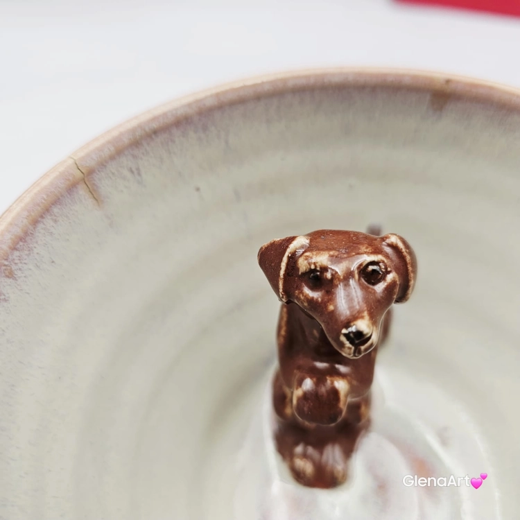 Filiżanka ceramiczna z wadą jamnik serdel filiżanka bordowo-beżowa z brązowym jamniczkiem uroczym ręcznie toczona i malowana filiżanka ze spodkiem przenikające się szkliwa 300 ml z jamnikiem kubek z jamnikiem