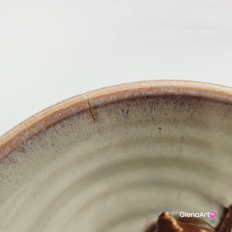 Filiżanka ceramiczna z wadą jamnik serdel filiżanka bordowo-beżowa z brązowym jamniczkiem uroczym ręcznie toczona i malowana filiżanka ze spodkiem przenikające się szkliwa 300 ml z jamnikiem kubek z jamnikiem