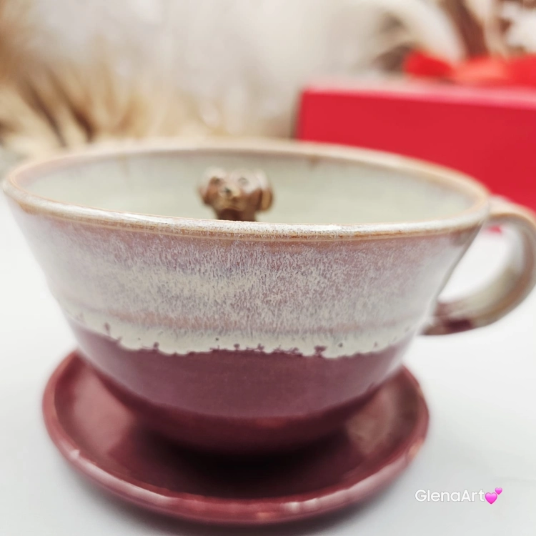 Filiżanka ceramiczna z wadą jamnik serdel filiżanka bordowo-beżowa z brązowym jamniczkiem uroczym ręcznie toczona i malowana filiżanka ze spodkiem przenikające się szkliwa 300 ml z jamnikiem kubek z jamnikiem