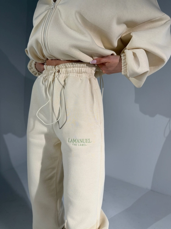 Spodnie FOODIE migdał beż dresowe LaManuel beżowe luźne spodnie basic One Size XS-L pasują dla niej migdałowy kolor
