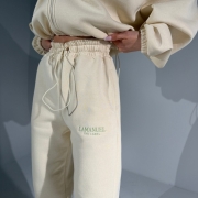 Spodnie FOODIE migdał beż dresowe LaManuel beżowe luźne spodnie basic One Size XS-L pasują dla niej migdałowy kolor