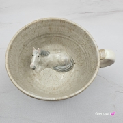 Filiżanka koń siwy ceramiczna ze spodkiem i koniem w środku ręcznie toczona i malowana w kolorze bieli i beżów ze spodkiem prezent dla koniarza kubek koń wewnątrz filiżanki siwy koń