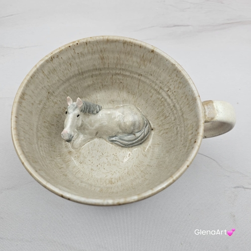 Filiżanka koń siwy ceramiczna ze spodkiem i koniem w środku ręcznie toczona i malowana w kolorze bieli i beżów ze spodkiem prezent dla koniarza kubek koń wewnątrz filiżanki siwy koń