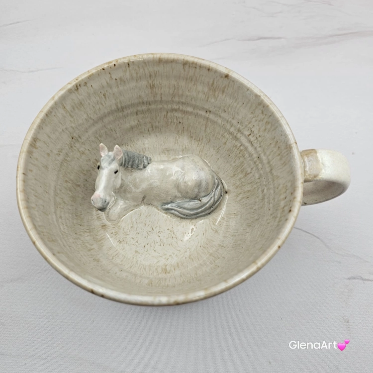 Filiżanka koń siwy ceramiczna ze spodkiem i koniem w środku ręcznie toczona i malowana w kolorze bieli i beżów ze spodkiem prezent dla koniarza kubek koń wewnątrz filiżanki siwy koń