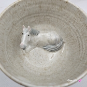 Filiżanka koń siwy ceramiczna ze spodkiem i koniem w środku ręcznie toczona i malowana w kolorze bieli i beżów ze spodkiem prezent dla koniarza kubek koń wewnątrz filiżanki siwy koń