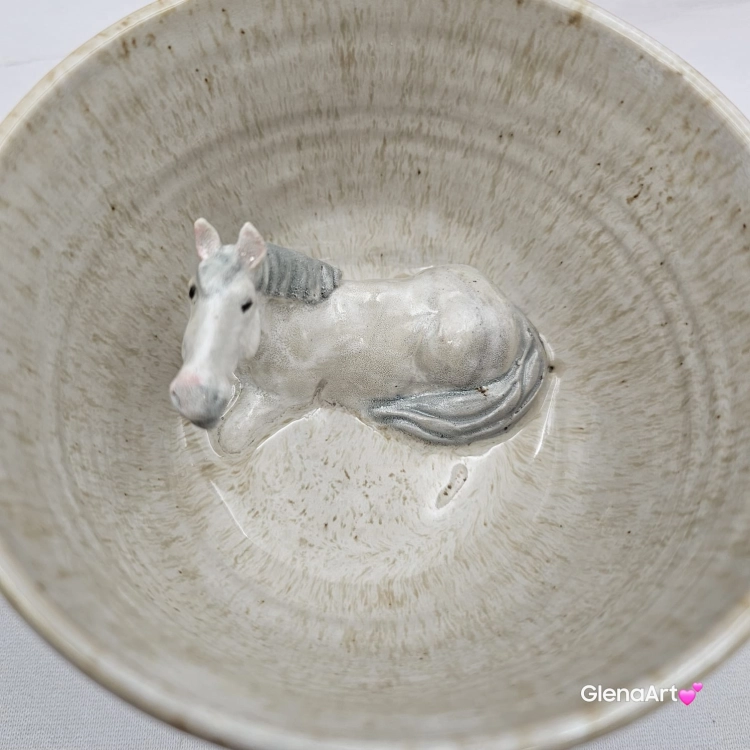 Filiżanka koń siwy ceramiczna ze spodkiem i koniem w środku ręcznie toczona i malowana w kolorze bieli i beżów ze spodkiem prezent dla koniarza kubek koń wewnątrz filiżanki siwy koń