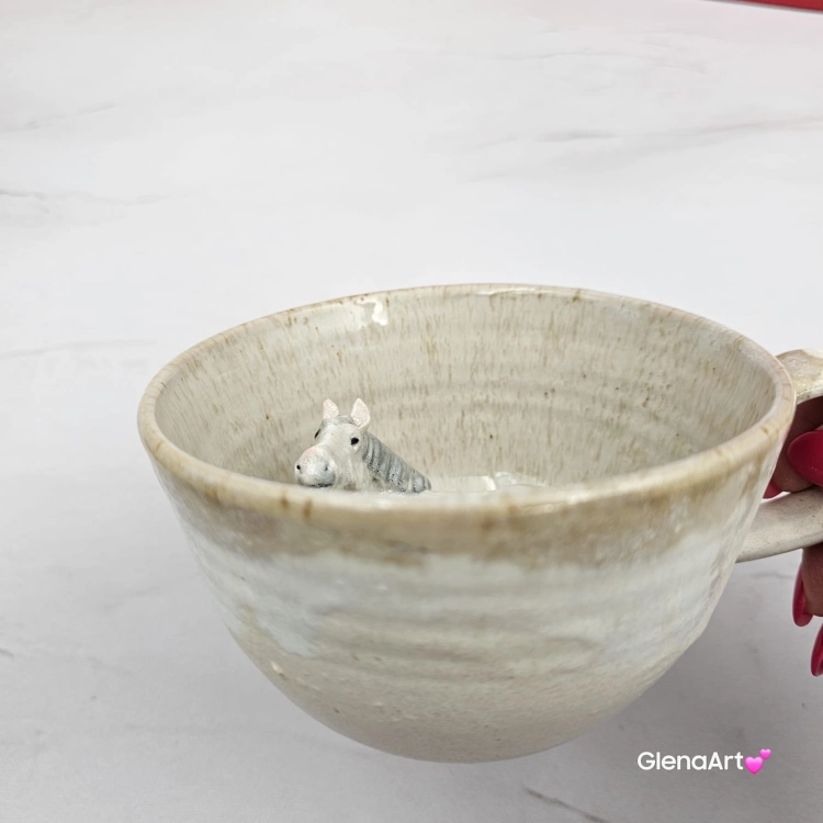 Filiżanka koń siwy ceramiczna ze spodkiem i koniem w środku ręcznie toczona i malowana w kolorze bieli i beżów ze spodkiem prezent dla koniarza kubek koń wewnątrz filiżanki siwy koń