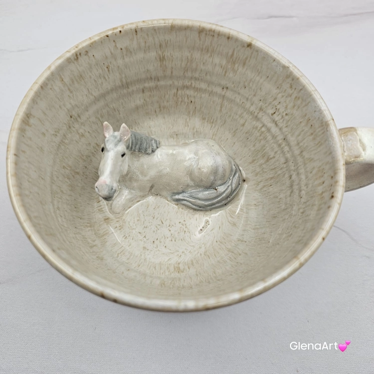 Filiżanka koń siwy ceramiczna ze spodkiem i koniem w środku ręcznie toczona i malowana w kolorze bieli i beżów ze spodkiem prezent dla koniarza kubek koń wewnątrz filiżanki siwy koń