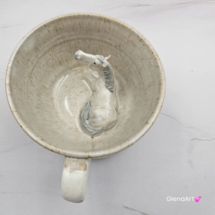Filiżanka koń siwy ceramiczna ze spodkiem i koniem w środku ręcznie toczona i malowana w kolorze bieli i beżów ze spodkiem prezent dla koniarza kubek koń wewnątrz filiżanki siwy koń