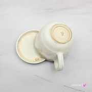 Filiżanka koń siwy ceramiczna ze spodkiem i koniem w środku ręcznie toczona i malowana w kolorze bieli i beżów ze spodkiem prezent dla koniarza kubek koń wewnątrz filiżanki siwy koń