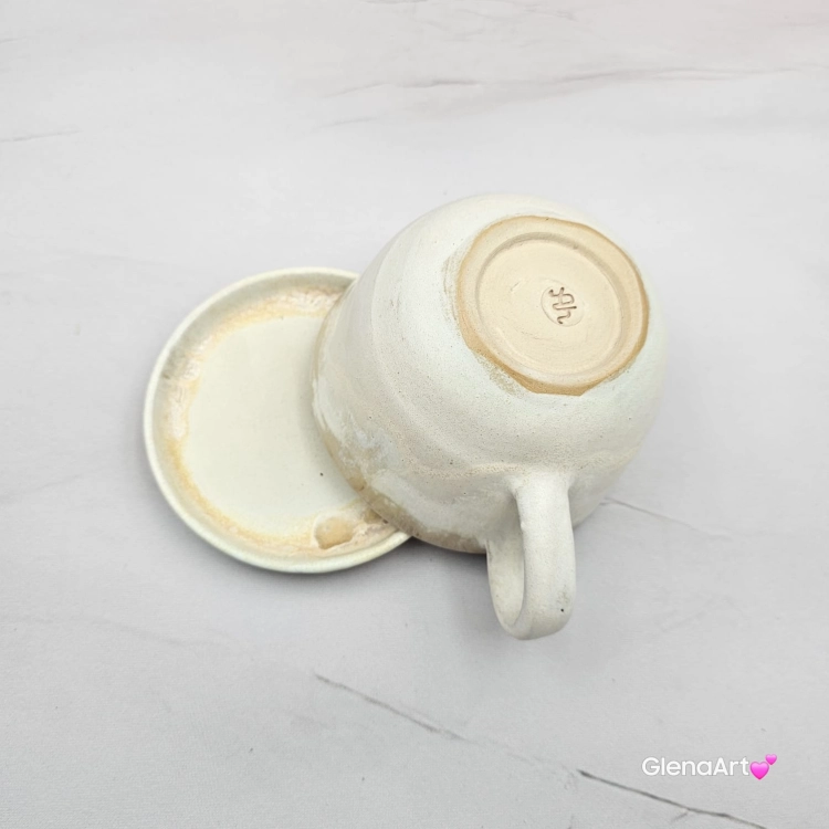 Filiżanka koń siwy ceramiczna ze spodkiem i koniem w środku ręcznie toczona i malowana w kolorze bieli i beżów ze spodkiem prezent dla koniarza kubek koń wewnątrz filiżanki siwy koń