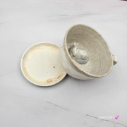 Filiżanka koń siwy ceramiczna ze spodkiem i koniem w środku ręcznie toczona i malowana w kolorze bieli i beżów ze spodkiem prezent dla koniarza kubek koń wewnątrz filiżanki siwy koń
